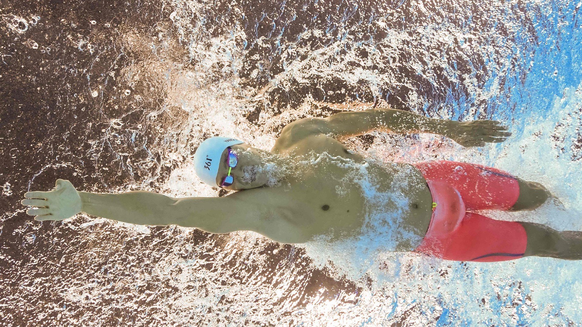 粉丝狂热助威，现场氛围火爆！，粉丝狂热现象分析