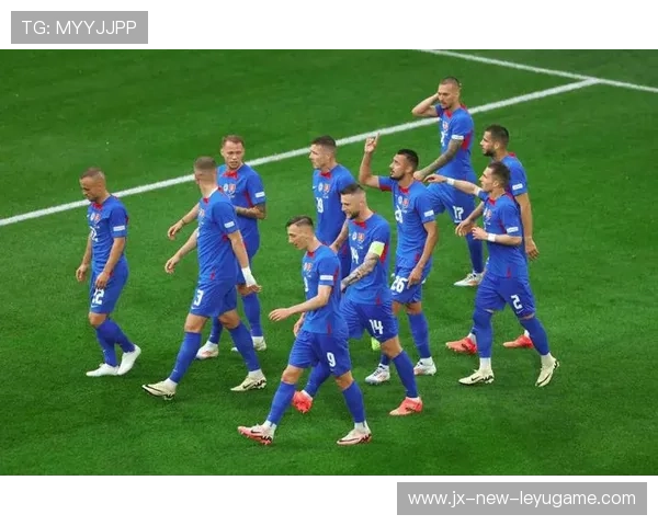 小组赛末轮“生死战”上演，球场氛围紧张